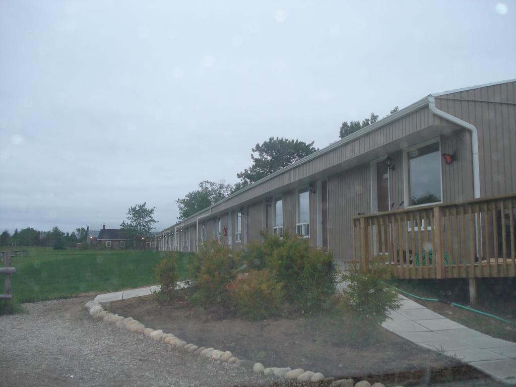 Motel La Maison De Travers Baie-Sainte-Catherine Exteriér fotografie
